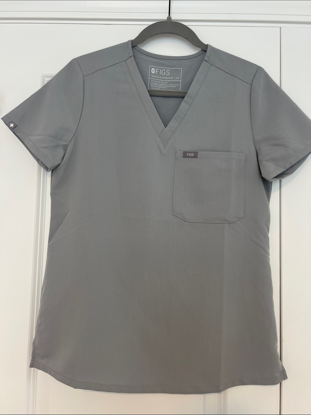 NWOT Figs Women’s V-Neck Scrub Top in Gray